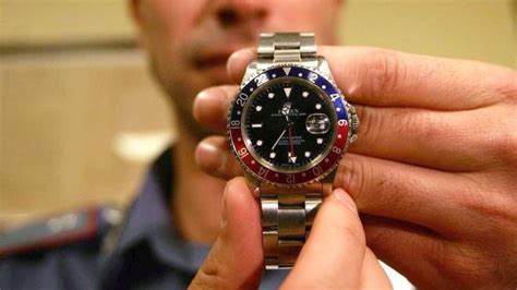 Rovina la vacanza al turista inglese rapinandogli il Rolex: finisce 